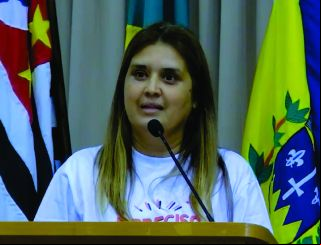 Rosamaria relata dinheiro faltando no salário dos professores
