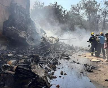 Tragédia na Índia: Queda de avião deixa rastro de destruição!