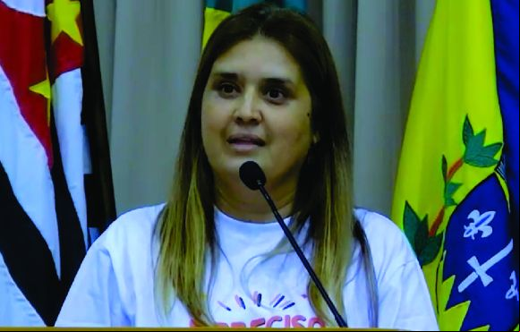 Rosamaria relata dinheiro faltando no salário dos professores